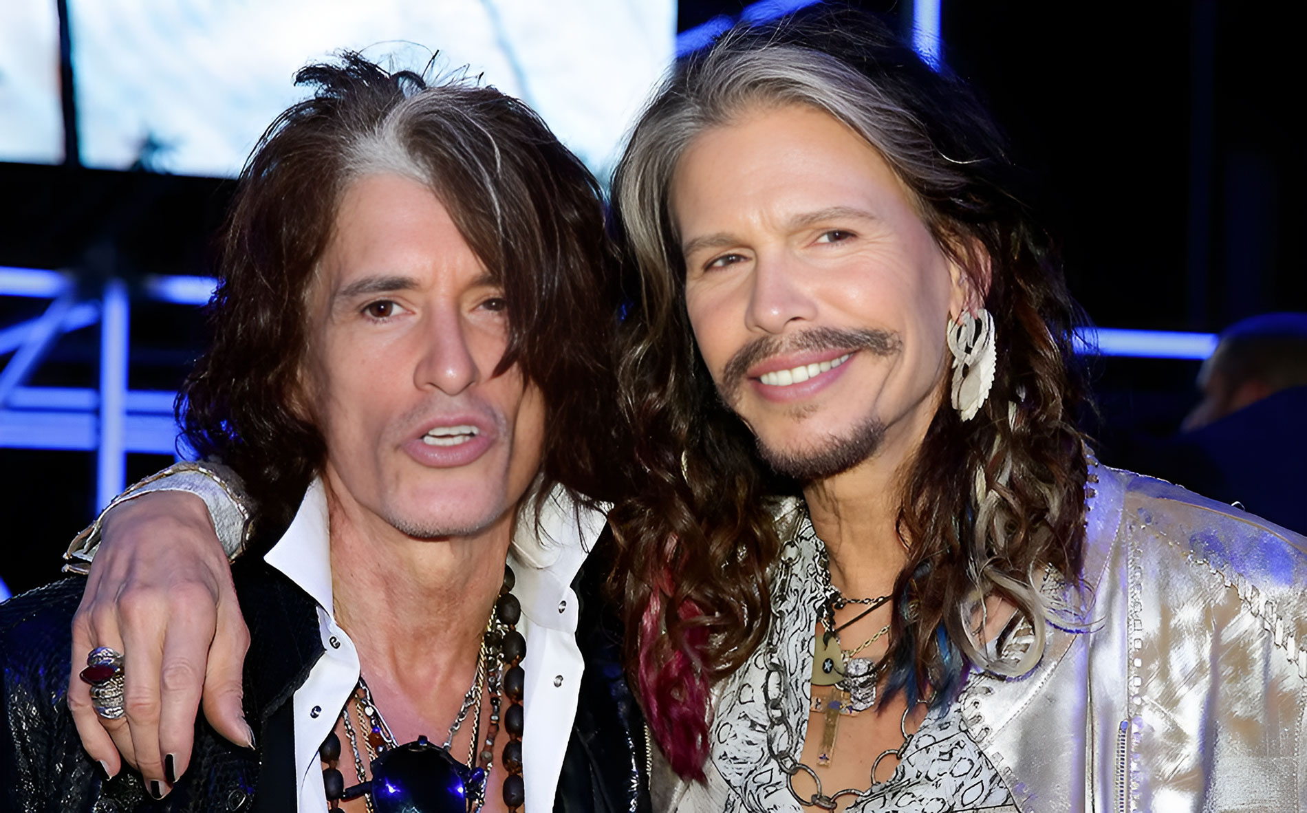 OMG! 👴🎸👴 Still Alive?! Steven Tyler & Joe Perry Claw Their Way Back Onstage! 🦖🤘😂
