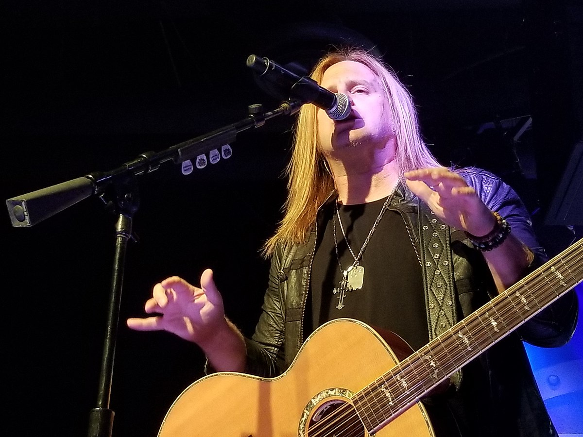1200px Andrew Freeman of Last In Line, Oct 2018