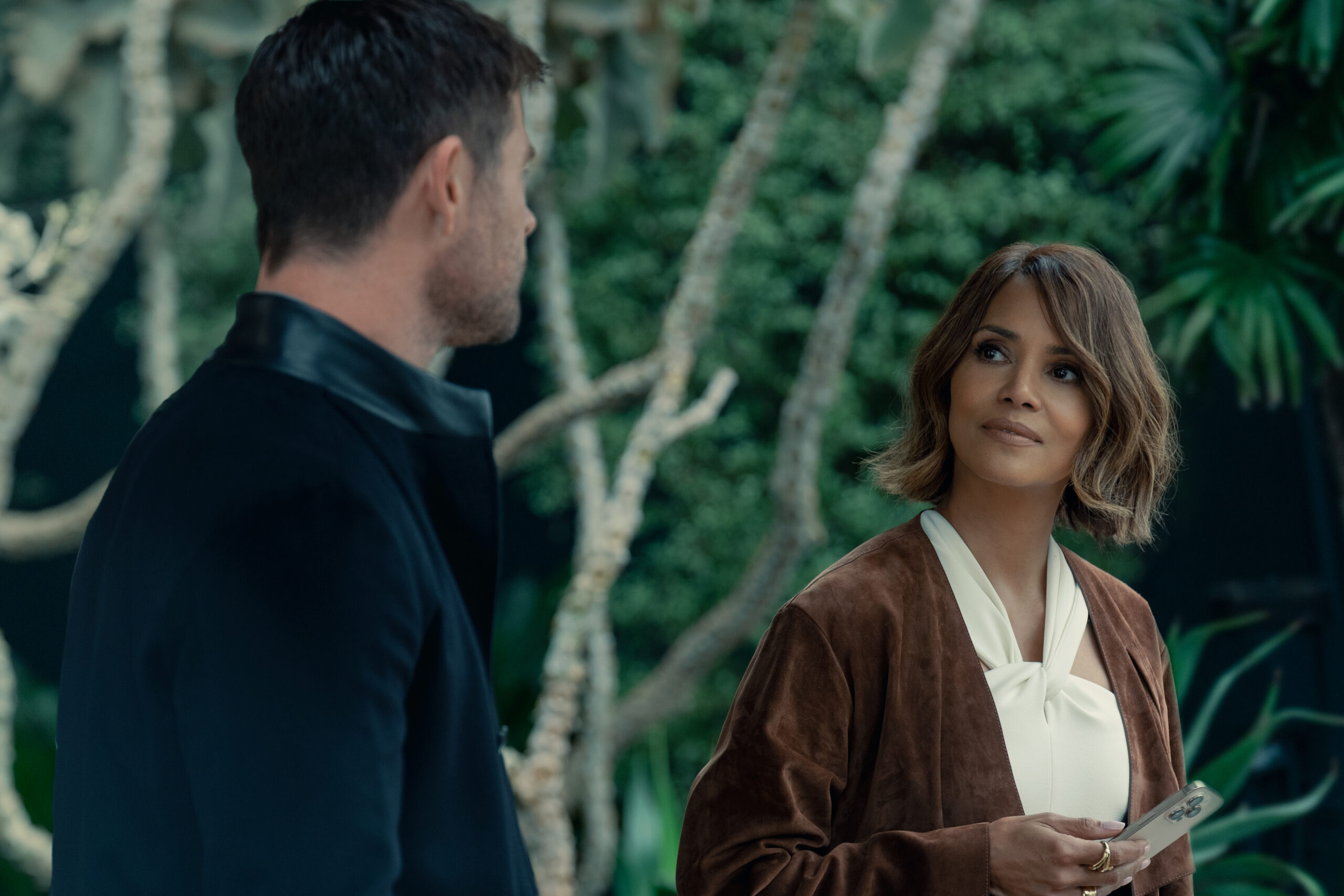 Chris Hemsworth, Mark Ruffalo, Barry Keoghan, and Halle Berry go to acting school and come out as criminals