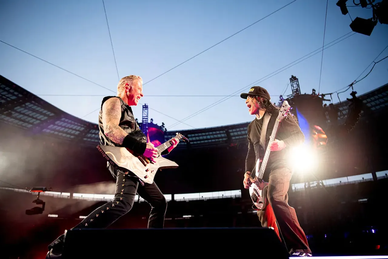 Listen: METALLICA’s JAMES HETFIELD Drops Heavy Metal Ornaments on ‘A Visit From St. Nicholas’