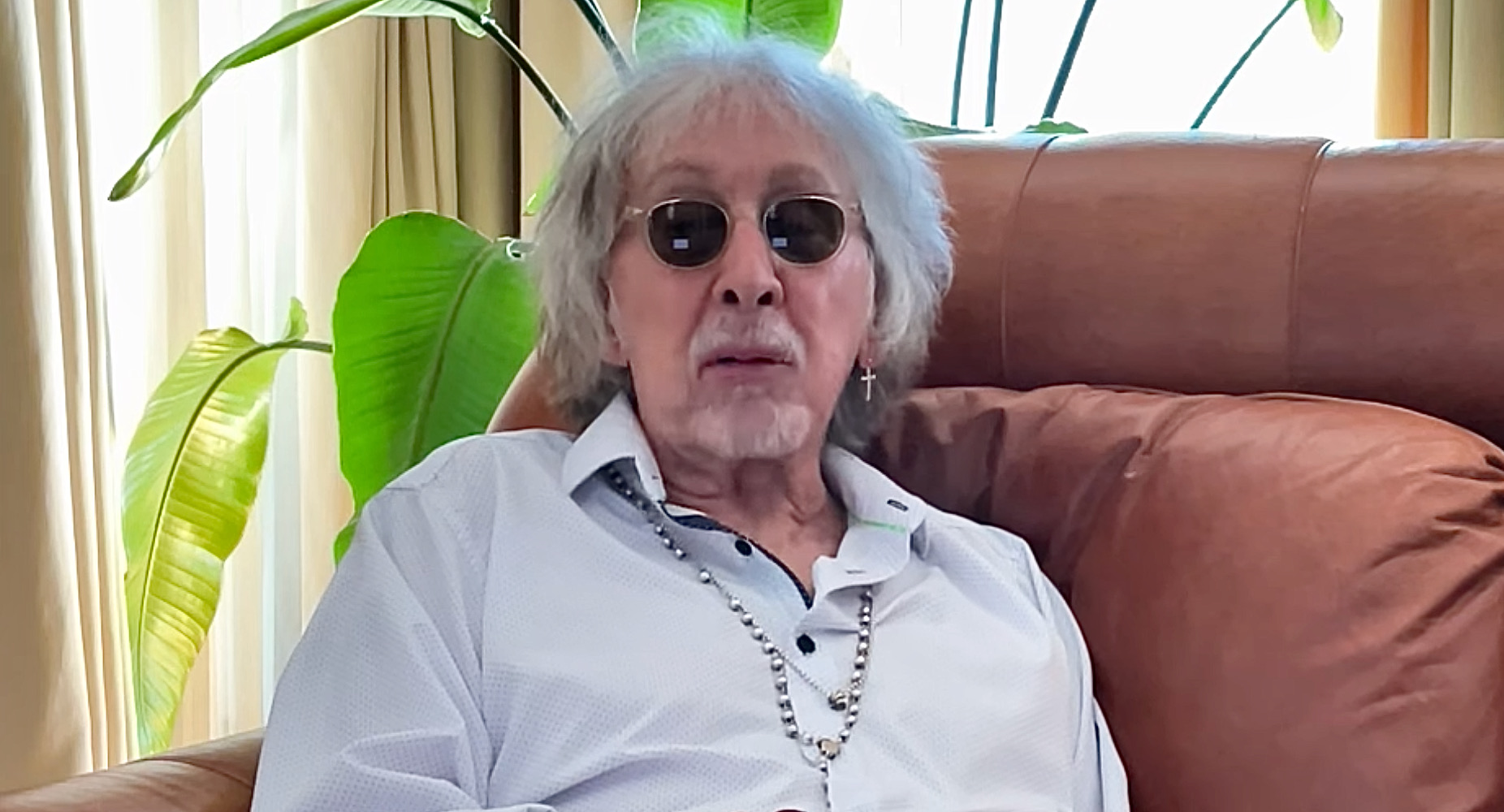 KISS Legend PETER CRISS Sells Autographs Like a Used Car Salesman at NYC’s Hipster Petting Zoo