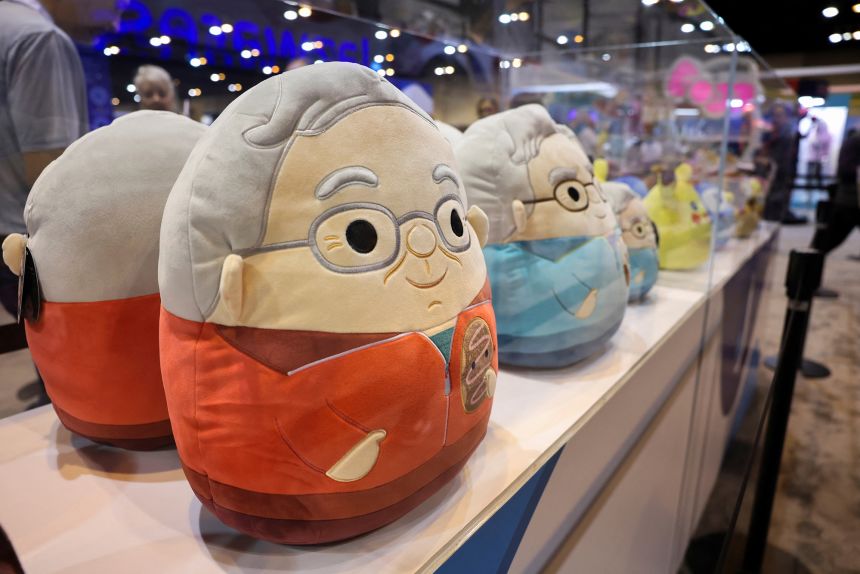 Warren Buffett Hangs Up His Hat and Berkshire Hathaway’s Stock Price Immediately Starts Doing the Macarena