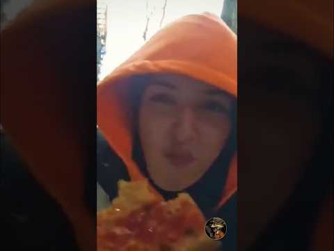 Woman recording herself while eating a slice of pizza gets mistaken as a homeless 😭