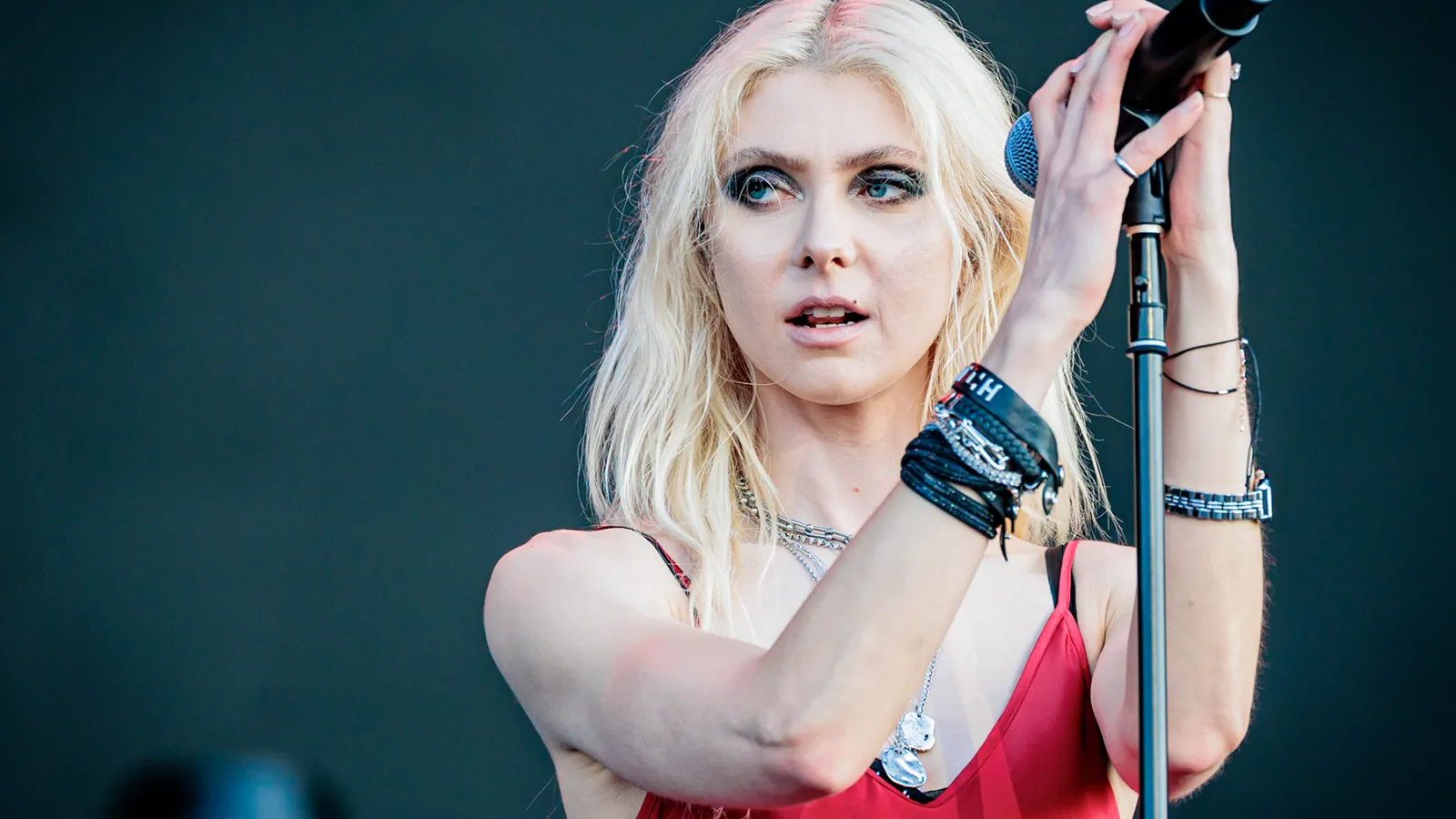 TAYLOR MOMSEN On Upcoming THE PRETTY RECKLESS LP ‘Dear God’: ‘I’m So Proud Of This Album, It’s Not Like I’ve Ever Said That Before’
