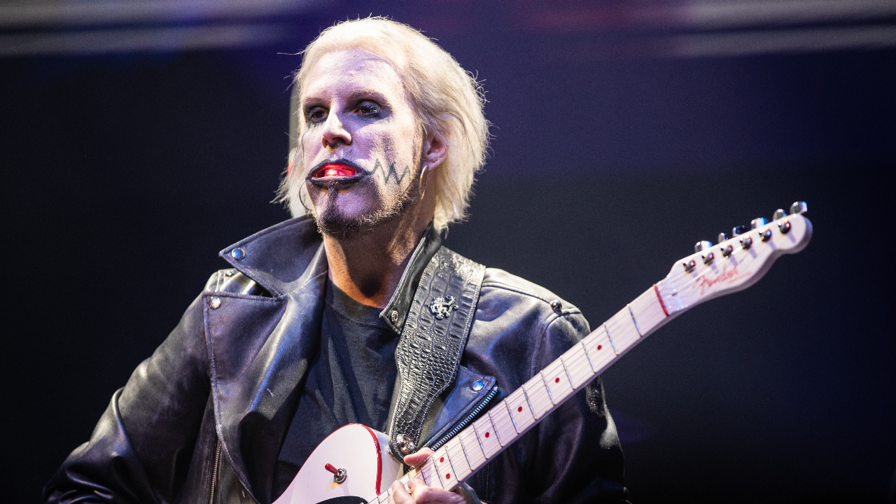 JOHN 5 Has No Clue What MÖTLEY CRÜE Is Doing But He’s Pretty Sure He’ll Show Up For The Free Food And Groupies