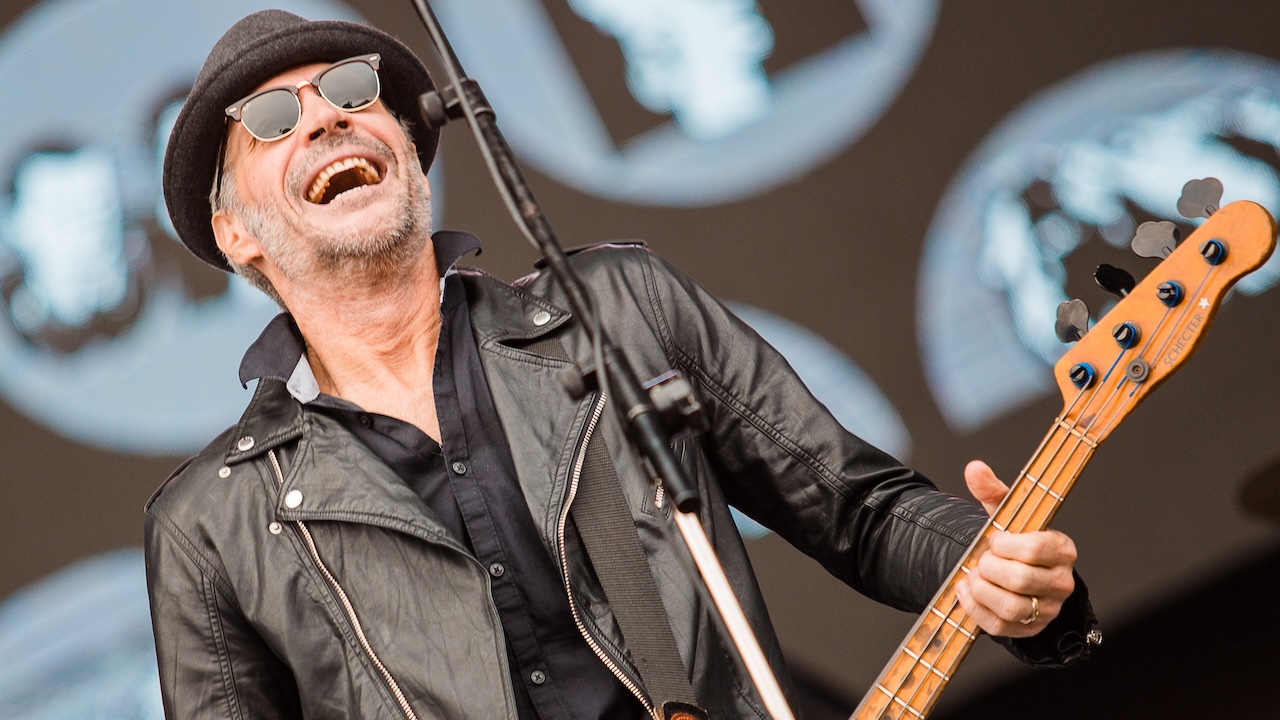 Wow Jay Bentley Is Super Pleased That BAD RELIGION’s Old Songs Are Still Relevant Because Who Doesn’t Love Singing About The Same Old Problems For 40 Years