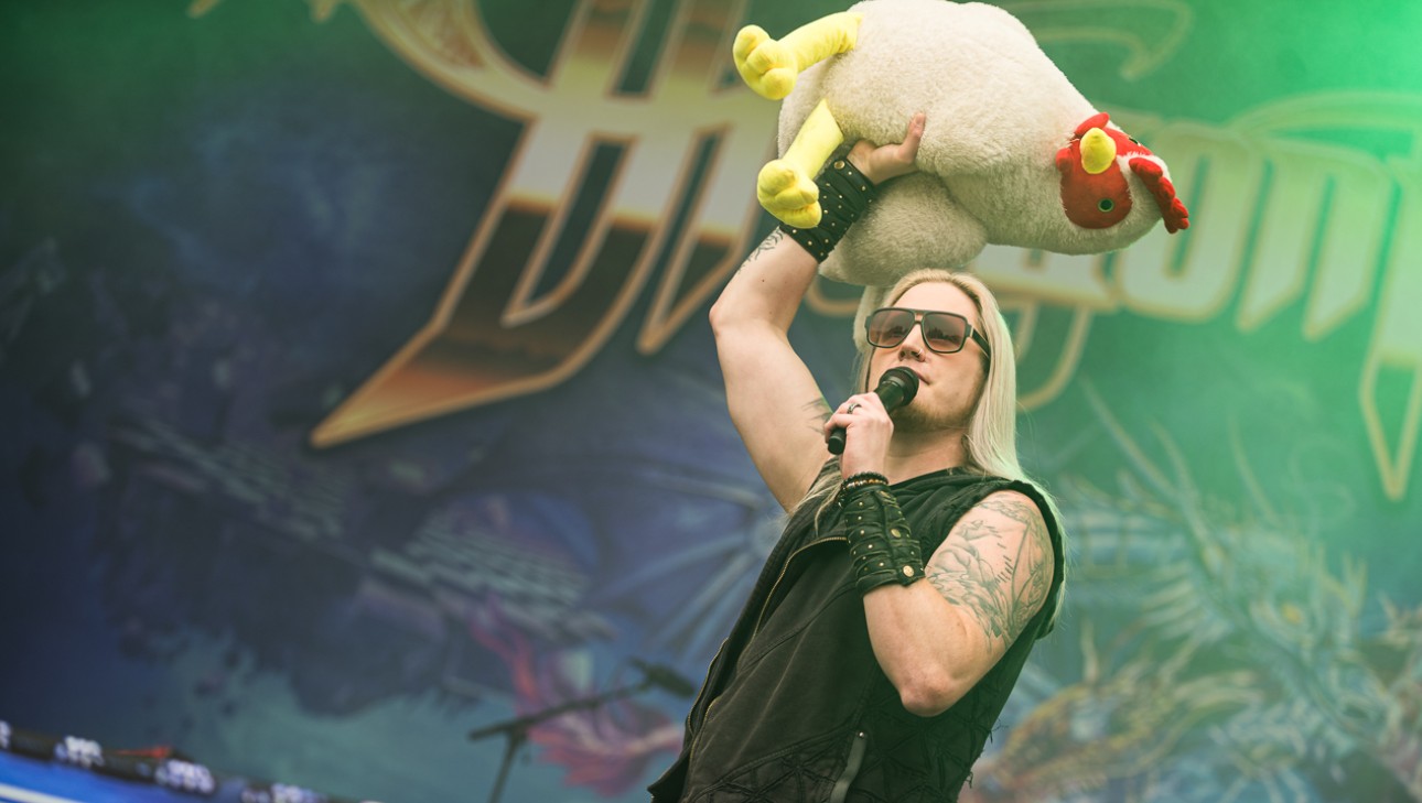 OMG You Guys DRAGONFORCE Finally Found a Singer Who Can Scream Louder Than Their Guitar Solos and Her Name is ALISSA WHITE GLUZ