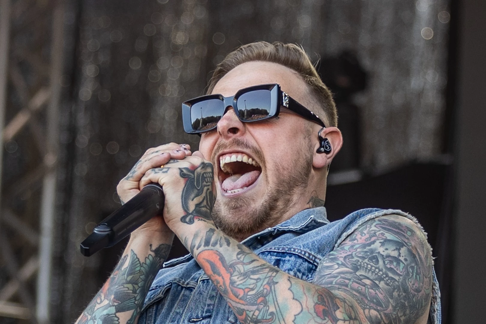 ARCHITECTS Singer SAM CARTER Reveals The Most Metal Thing That’s Ever Happened To Him: METALLICA’s JAMES HETFIELD Brought Them A Cake And Didn’t Even Smash It
