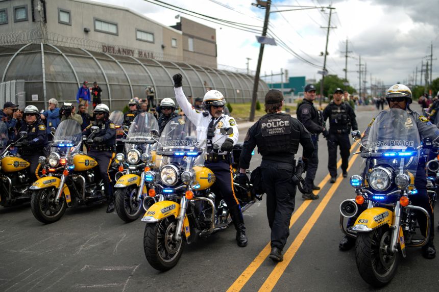 Patriots clash with lib losers at NJ ICE facility standoff