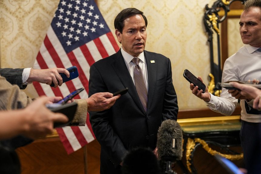 Government Efficiently Shares Secrets While Trying To Kick People Out
