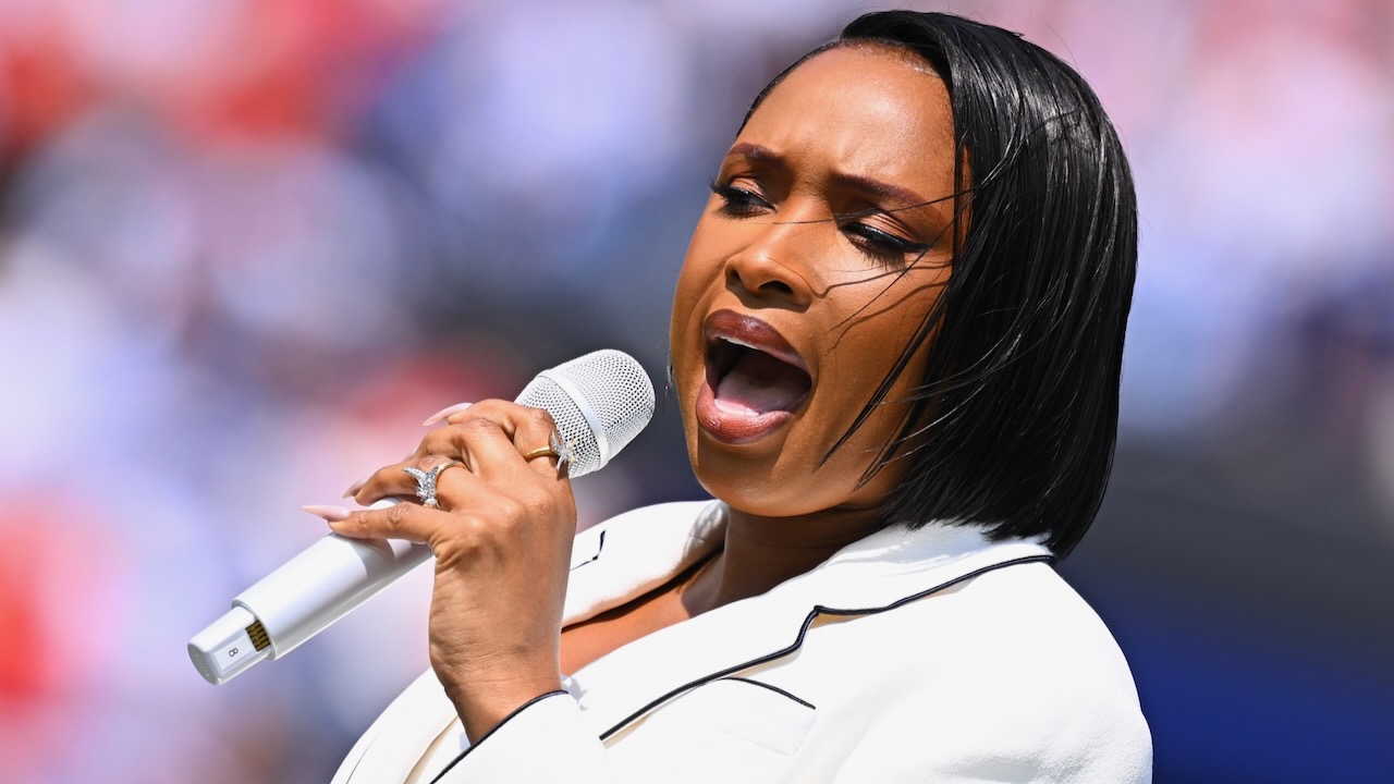 Jennifer Hudson Sings National Anthem at World Cup Final