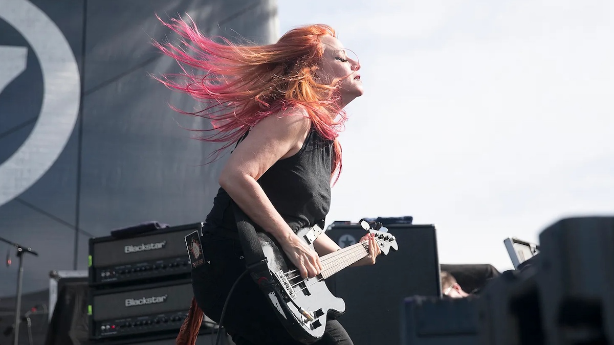 L7 Bassist Jennifer Finch Gets $300,000 for Brain Cancer Fight