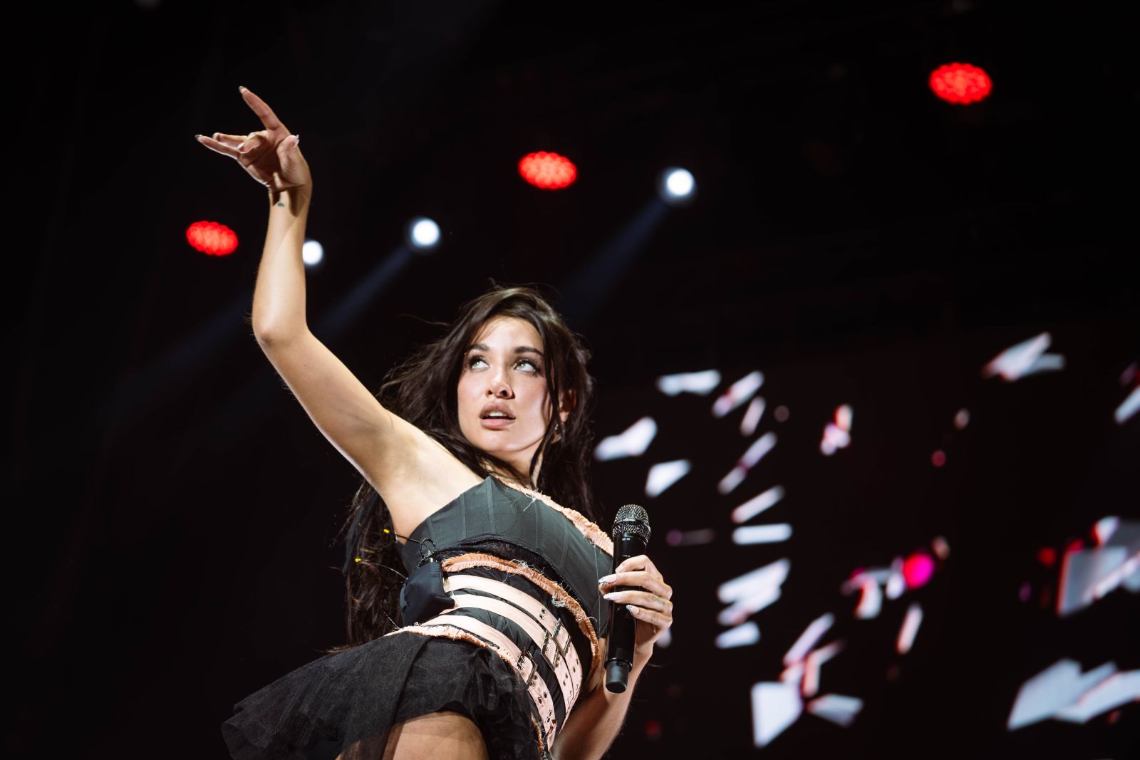 María Becerra Shines at Madrid's Noches del Botánico Festival