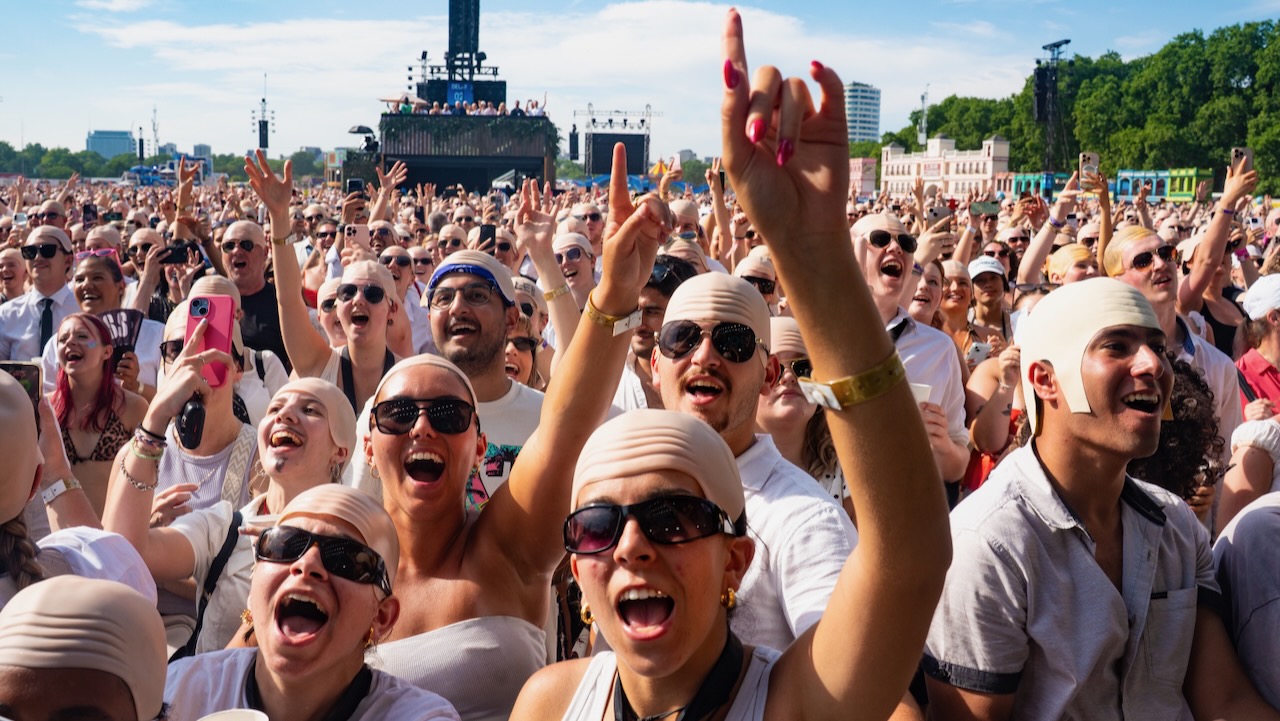 Pitbull Breaks Record For Largest Crowd In Bald Caps Gathering