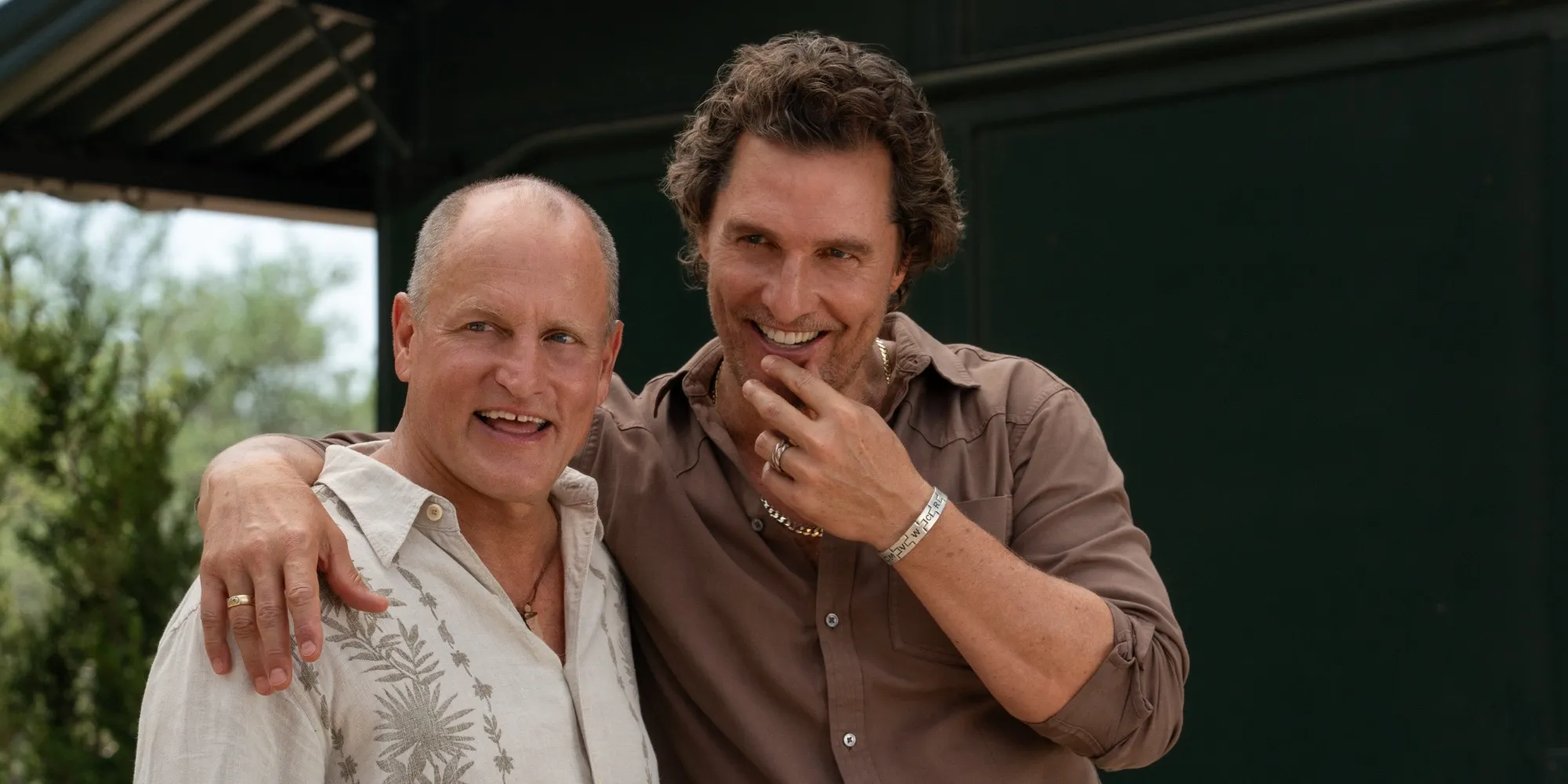 brothers matthew mcconaughey woody harrelson hug