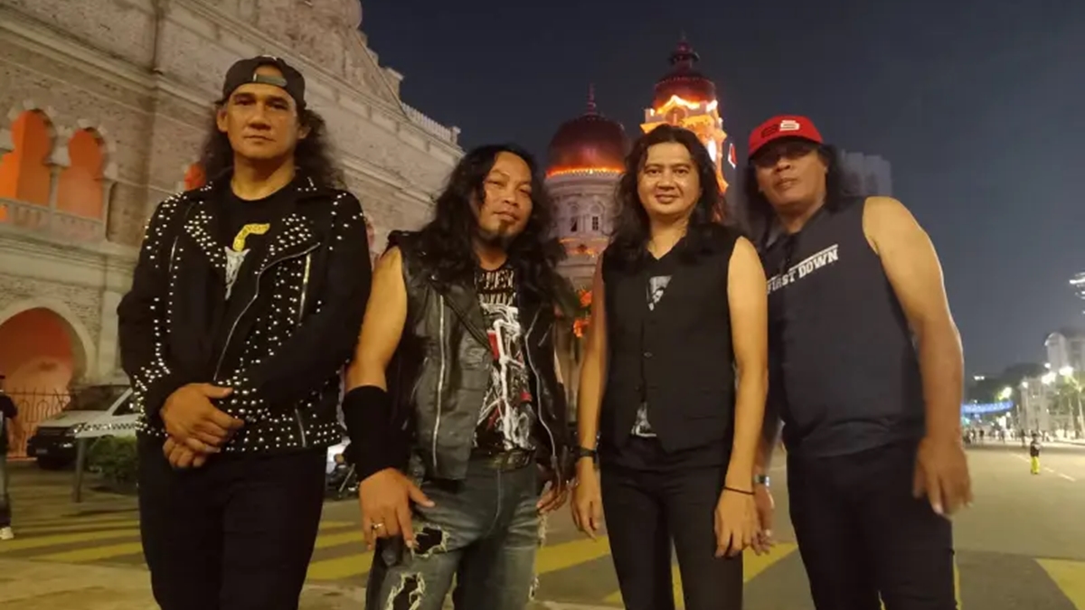 Drummer Collapses on Stage Dies During Live Performance