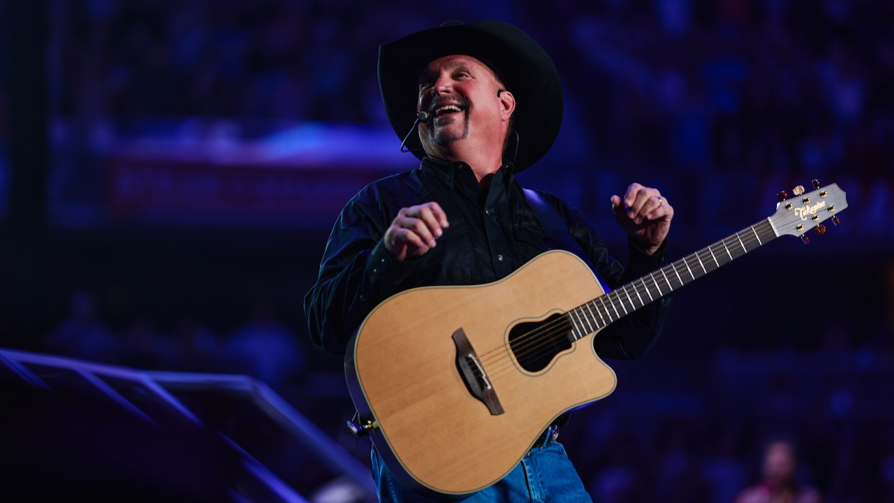 Garth Brooks Kicks Off Arena Tour With Rootsy Setlist