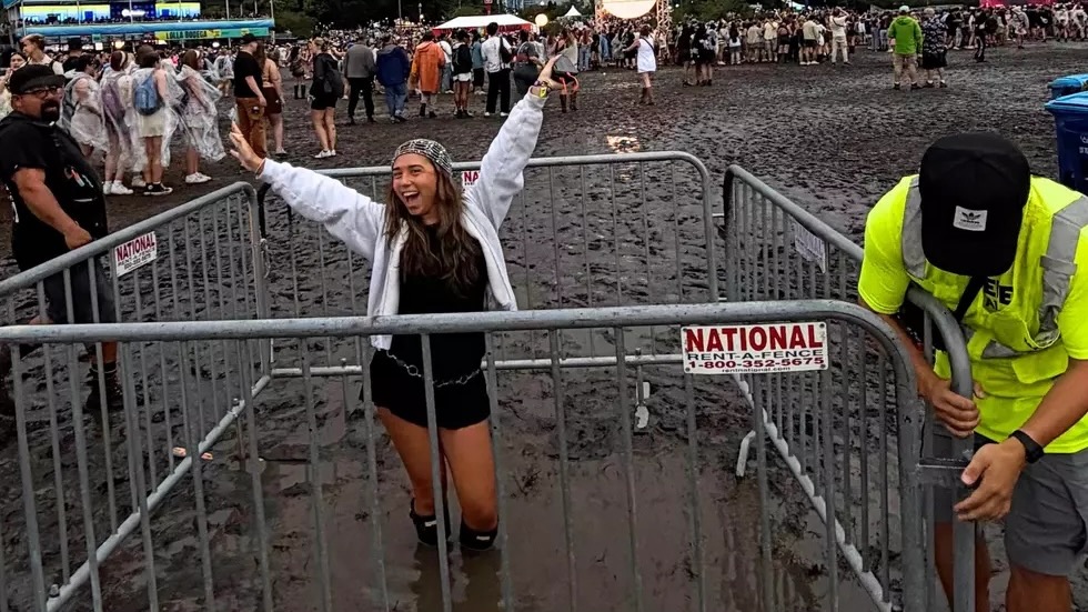 Lollapalooza Festivalgoer Stuck in Knee Deep Mud