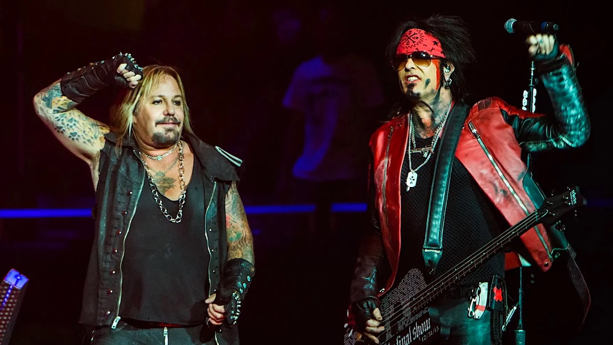 Mötley Crüe Uses Backing Tracks Live On Stage