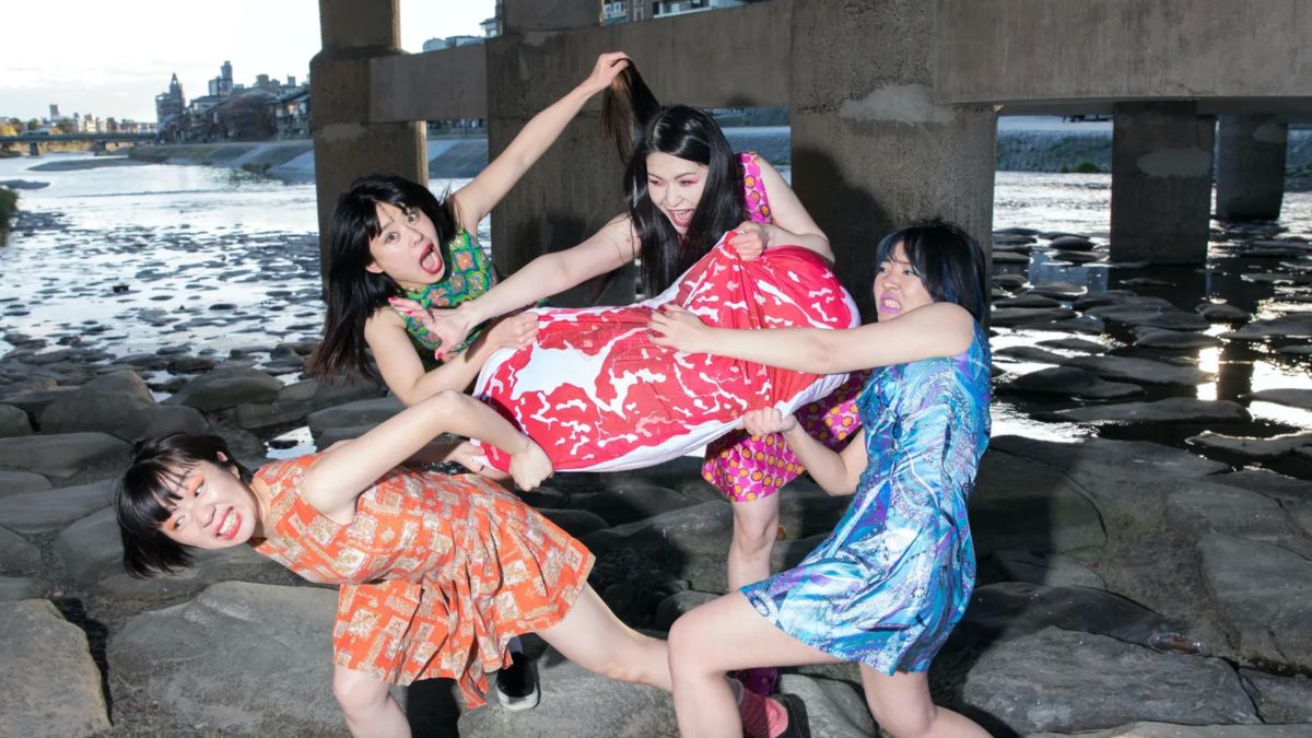 Otoboke Beaver Guitar Toss Incident Sends Fan to Hospital