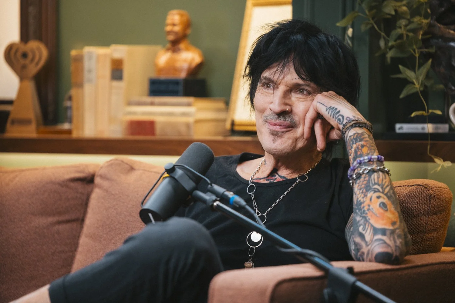 Tommy Lee emerges from retirement to sign autographs for your dad at Son Of Monsterpalooza