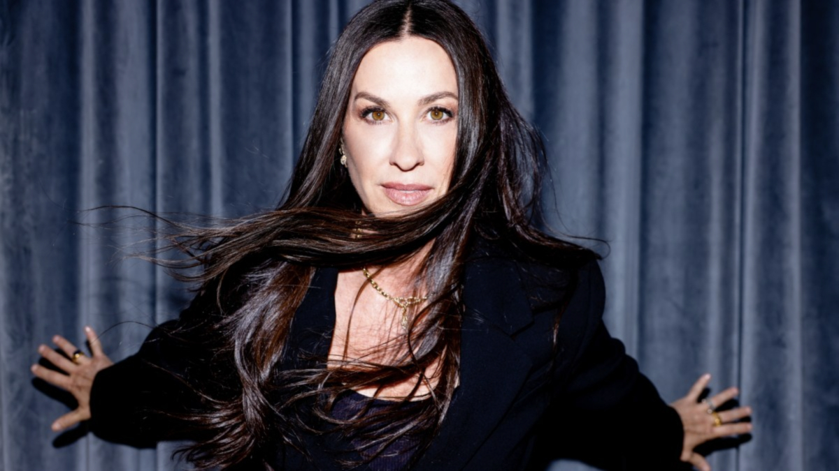 Alanis Morissette Sues Ex Tour Manager Over Alleged Extortion Plot