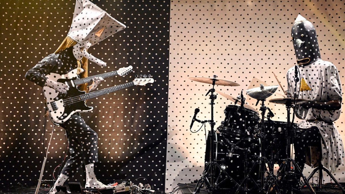 Angine de Poitrine Performs Zugzegk on Fallon Show Debut