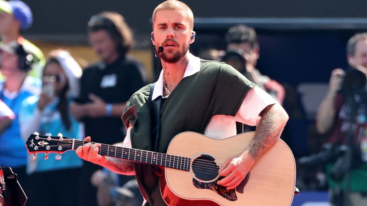 Bieber Rocks Surprise Acoustic Gig At MacArthur Park