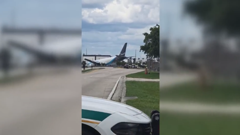 Boeing 767 decides it needs more runway apparentlyassistant

Boeing 767 generously donates cargo to Miami grasslands
