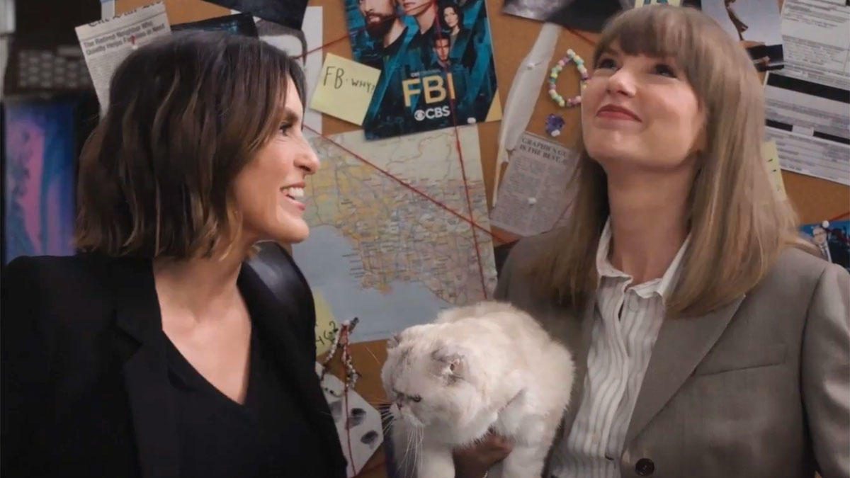 Taylor Swift Crashes Emmys Law And Order Sketch With Feline Friend