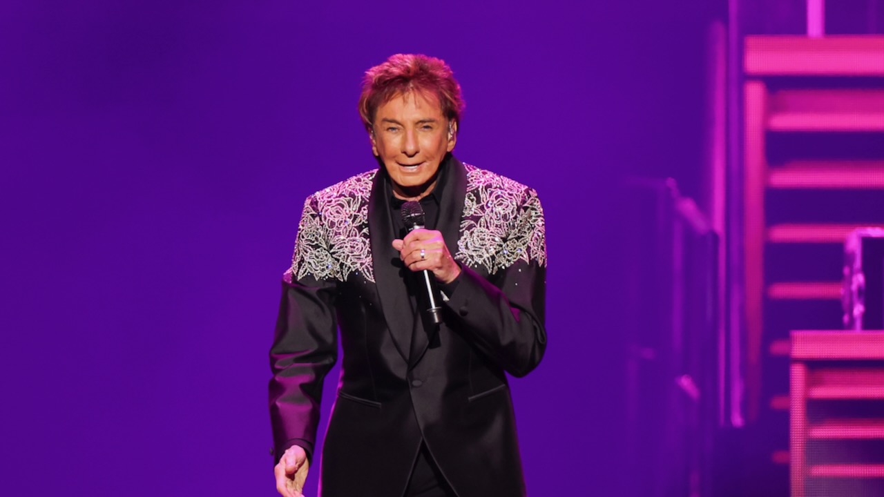 Barry Manilow Postpones Vegas Show Due to Bronchitis