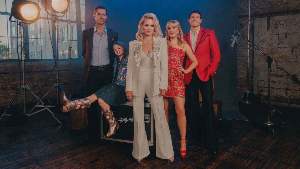 Dolly Parton Musical Unveils Star Studded Cast And Free Tickets