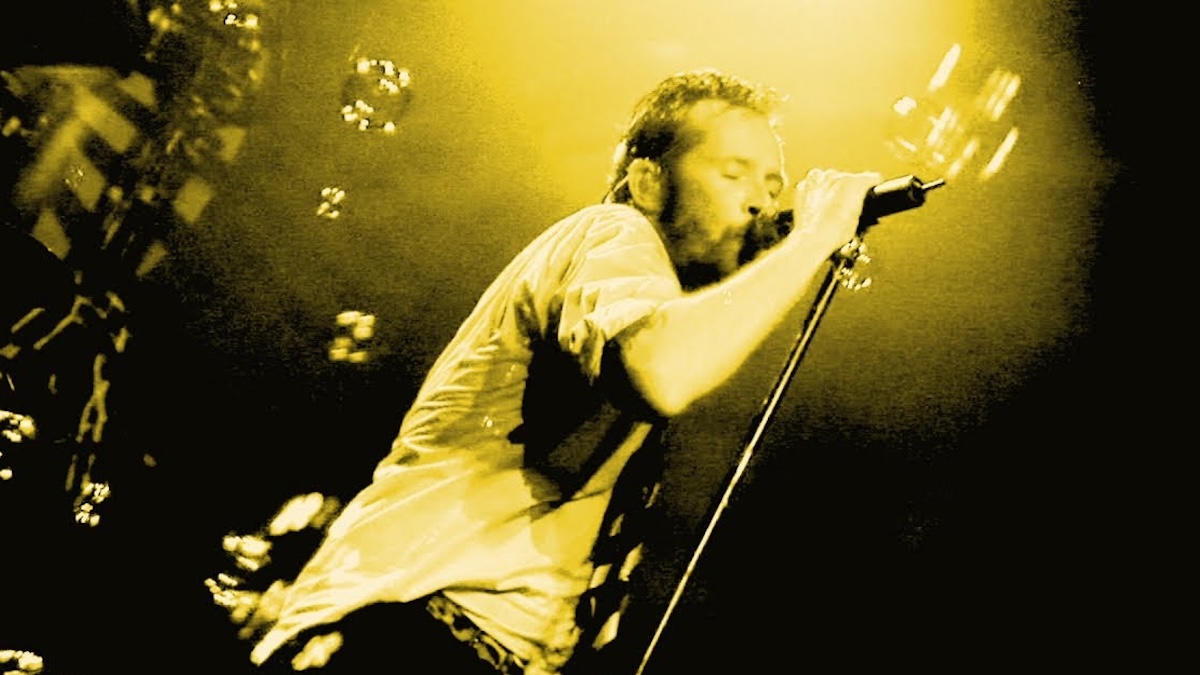 Scott Weiland Unseen Footage Surfaces With Live Album